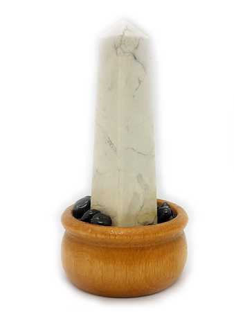 Buddha mit Howlith Obelisk und Hämatit in Holzgefäß